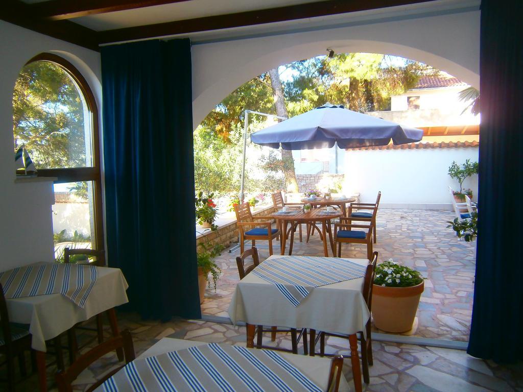 Hotel Bed & Breakfast Pansion Rade à Pirovac Extérieur photo